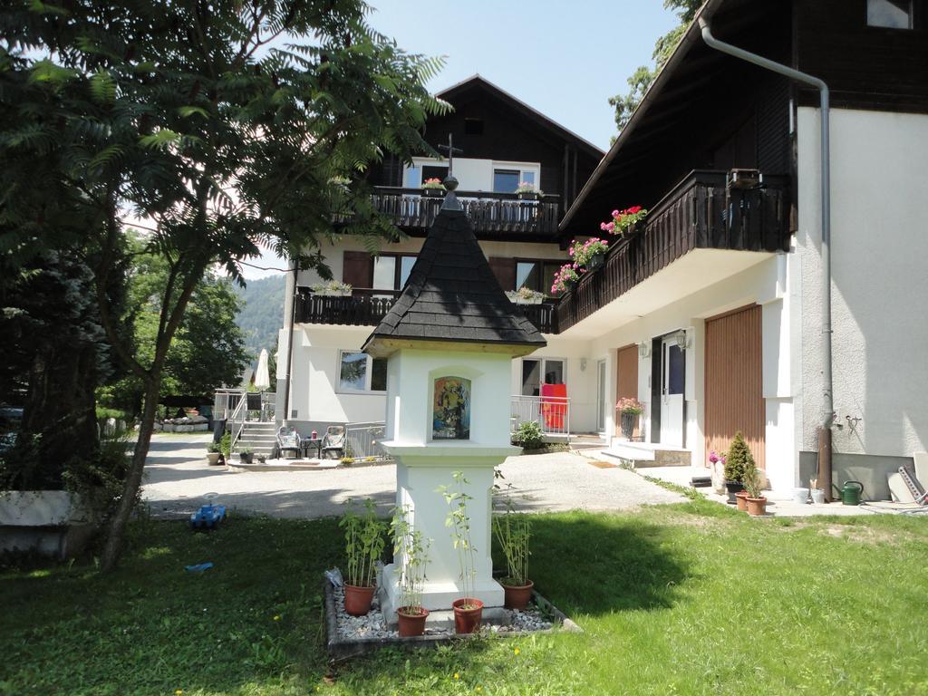 Ferienhaus Burgblick Treffen Exterior foto